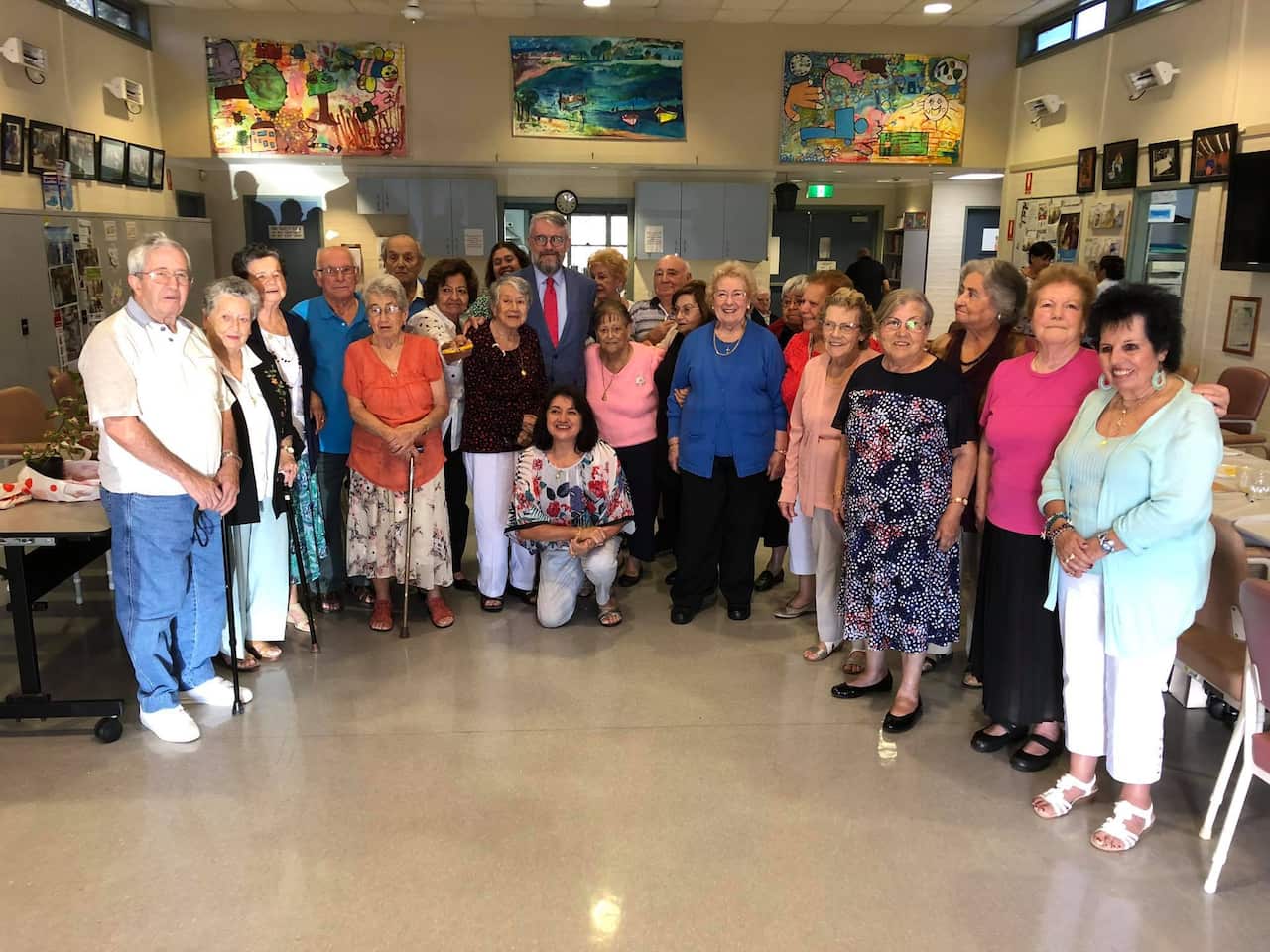 El cónsul de España en Sídney, Juan Manuel Molina, con los miembros mayores de la comunidad de españoles en Wollongong