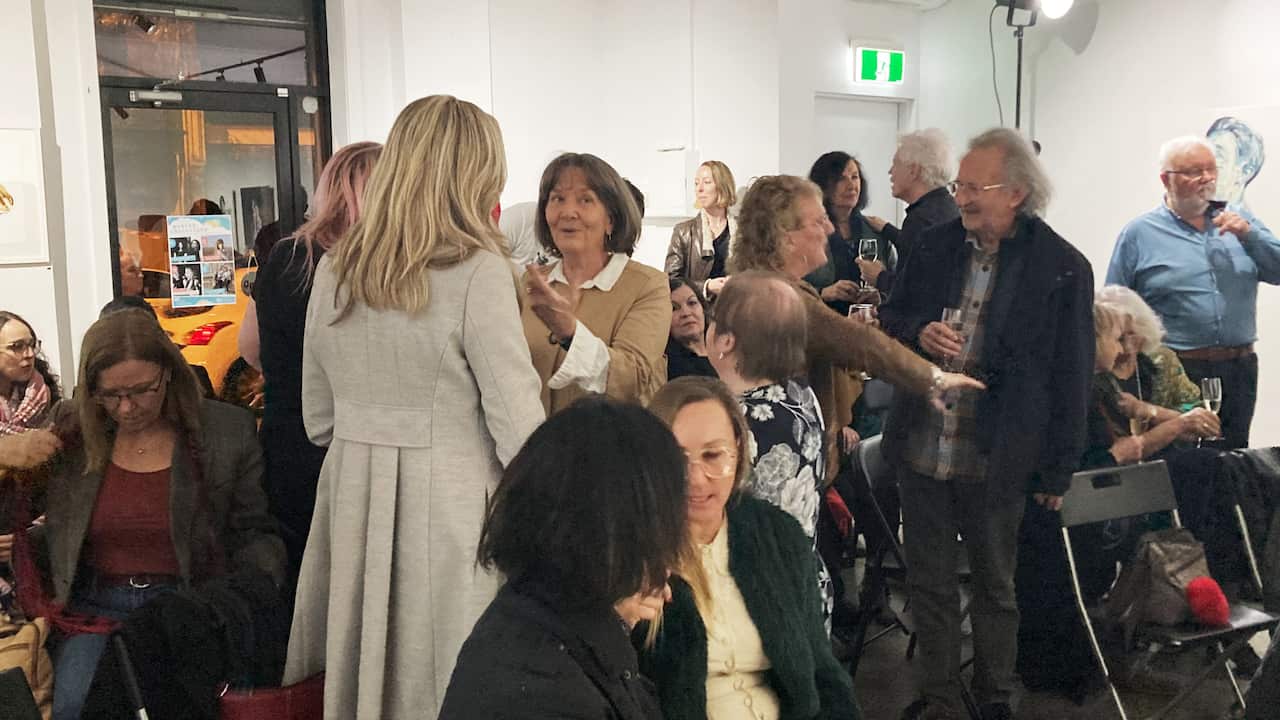 A Peach Black Gallery, em Sydney, cheia para ouvir o fado