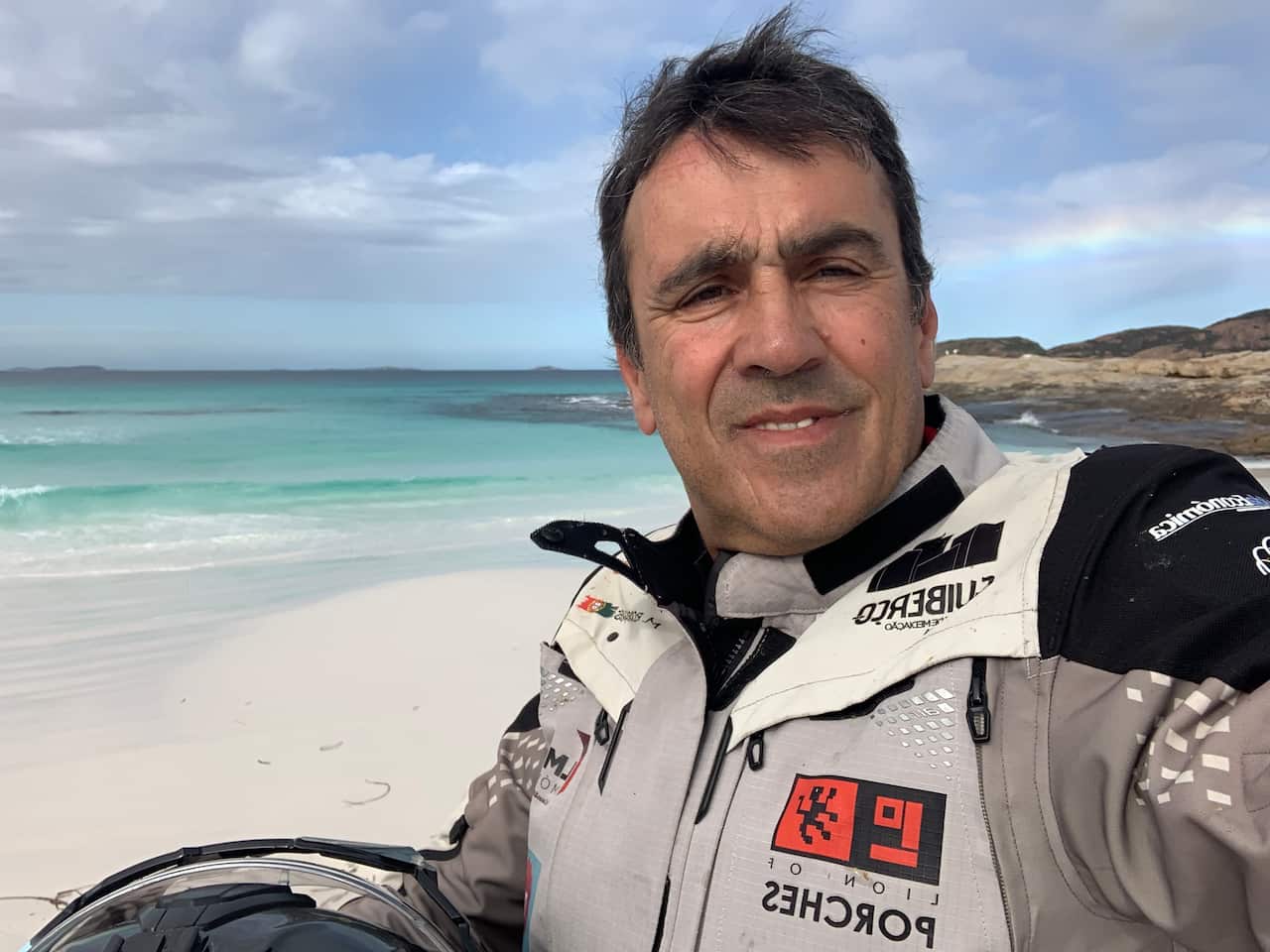 Miguel Rodrigues, junto a uma das muitas praias australianas que tem conhecido durante a sua aventura de mota