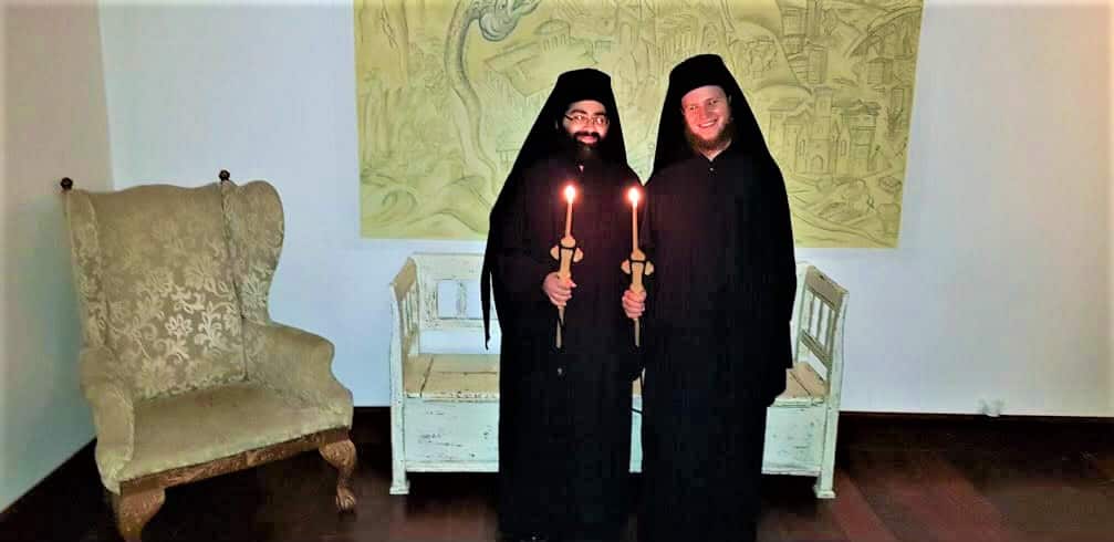 Ο Mοναχός Παΐσιος (Χαράλαμπος Χατζηγεωργίου) και ο Μοναχός Ιωσήφ (Aaron Eastick). 