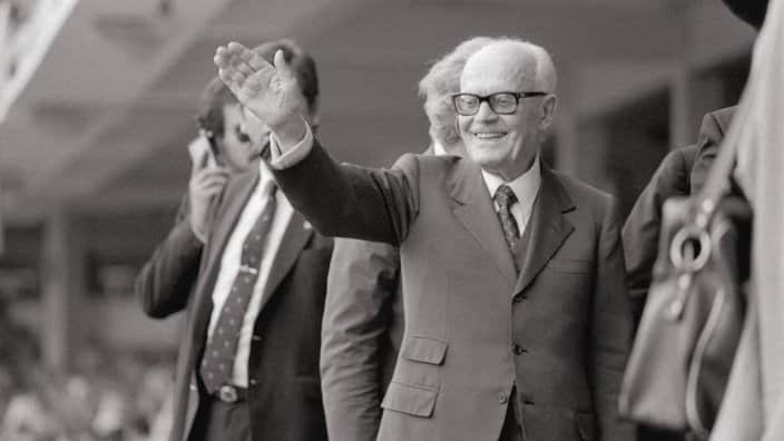 Sandro Pertini in the final of the Football World Championship ?82 Sandro Pertini, president of Italy, waves his hand from the tier