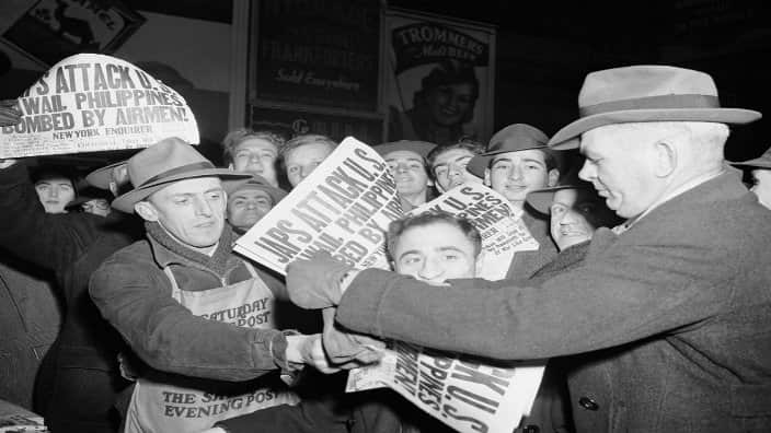 Dân chúng tại Times Square New York đổ xô đi mua báo chạy trang đầu "Nhật tấn công Hoa Kỳ"