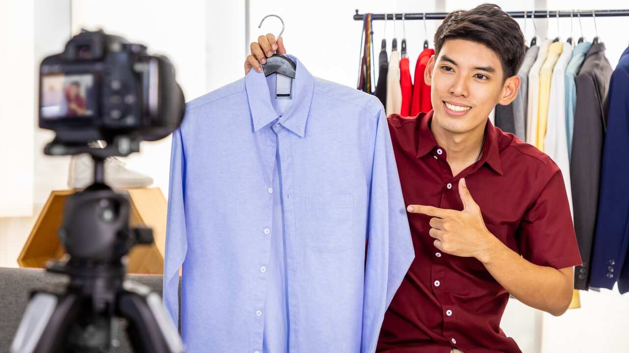 A KOL live streaming