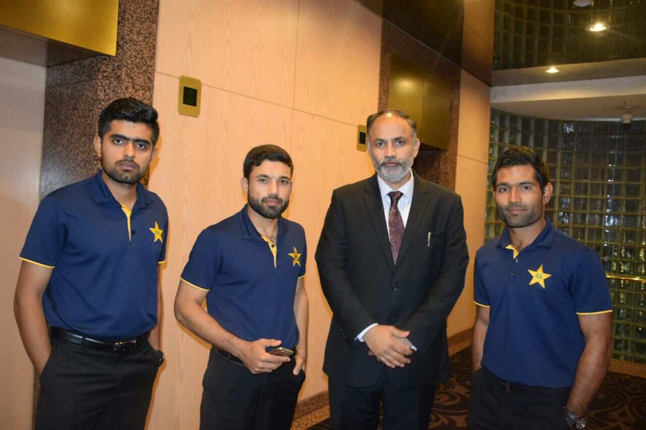 Consul General Abdul Majid Yousfani with Pakistani players