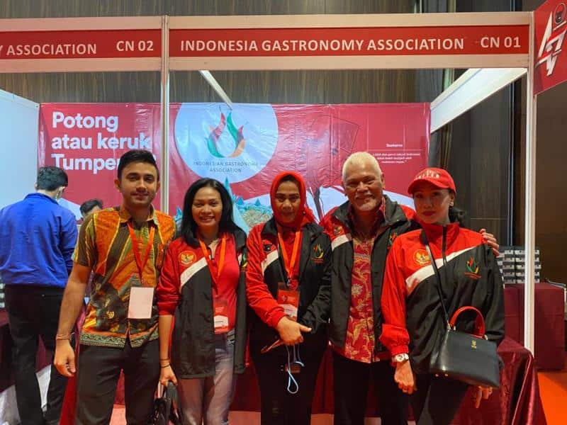 Indrakarona Ketaren, 2nd from the right with some IGA members in front of IGA stand, Jakarta, Jan 2020.