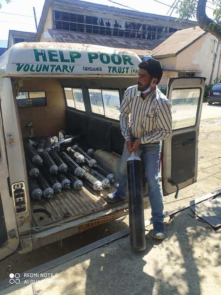 HPVTsupplying Oxygen cylinders, Srinagar India