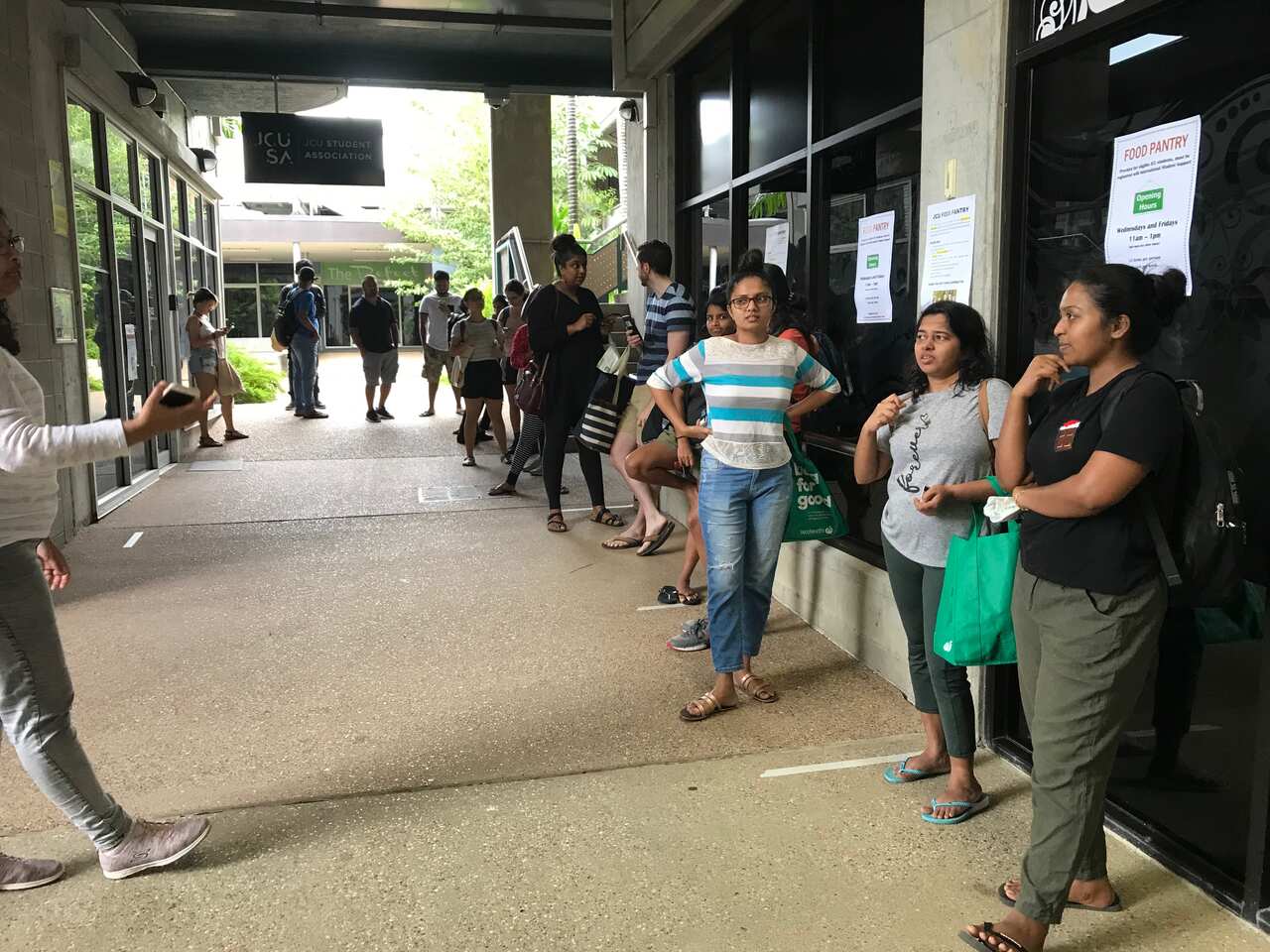 Estudiantes internacionales esperando turno para entrar al Food Pantry.