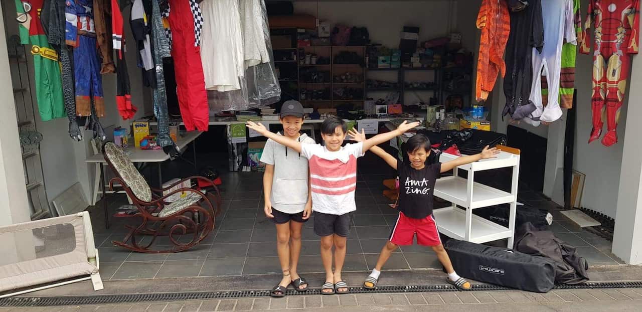 Vui vẻ vì quyên góp được nhiều tiền