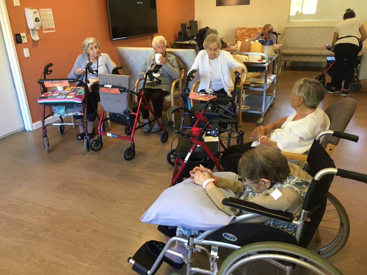 Un grupo de residentes espera para recibir su dosis de la vacuna anti-COVID