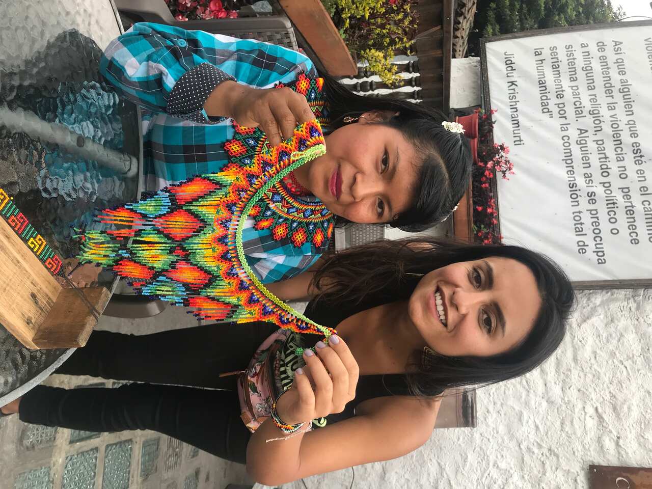 Ana María con una de las mujeres que produce los collares