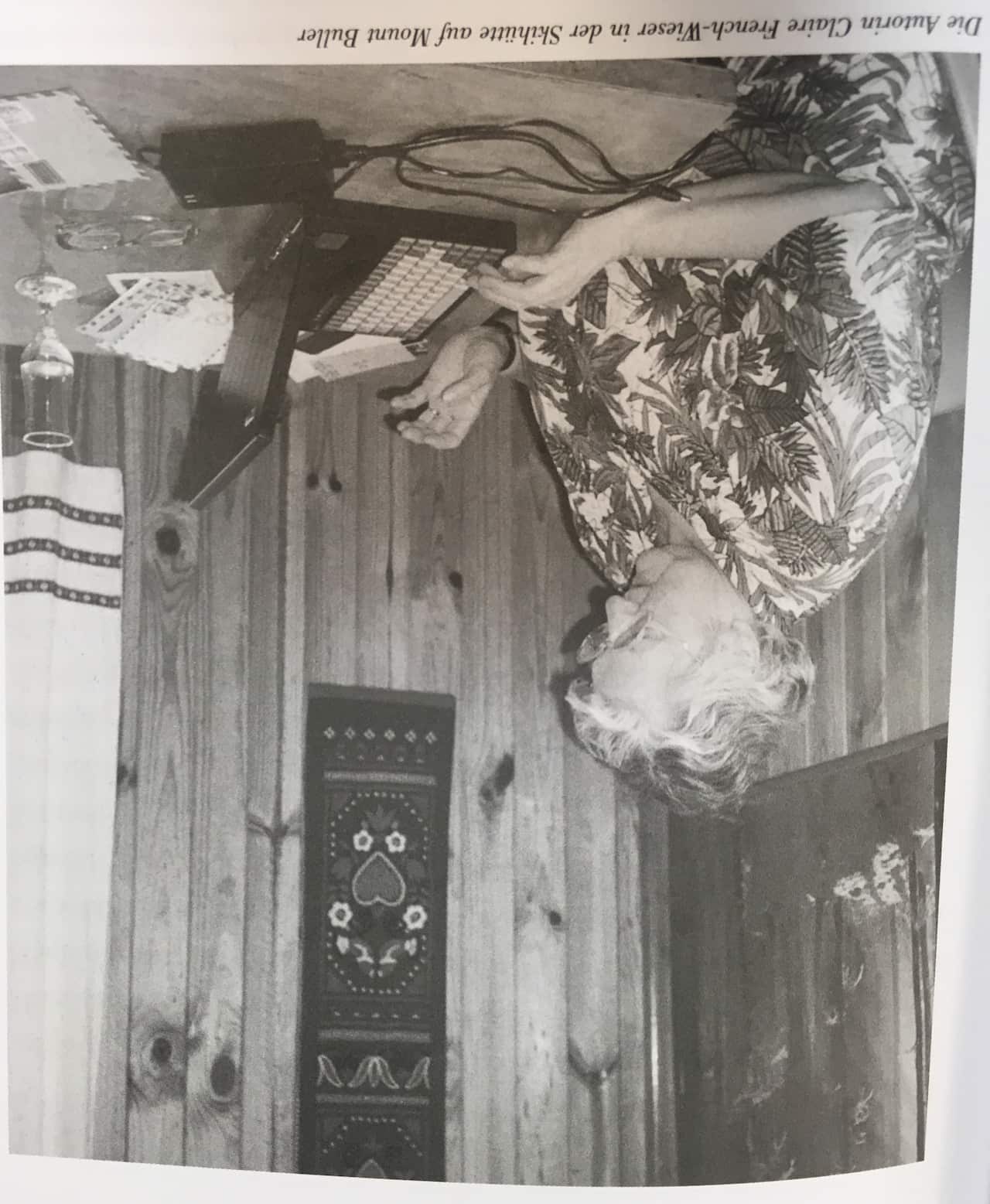 Claire vor wenigen Jahren. Selbst heute hält sie sich über Emails und Facebook auf dem Laufenden