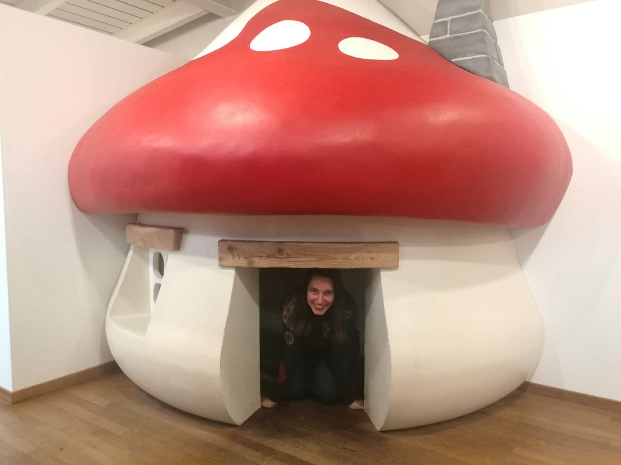 Martina Battista nella casa dei Puffi al Museo del Fumetto di Bruxelles