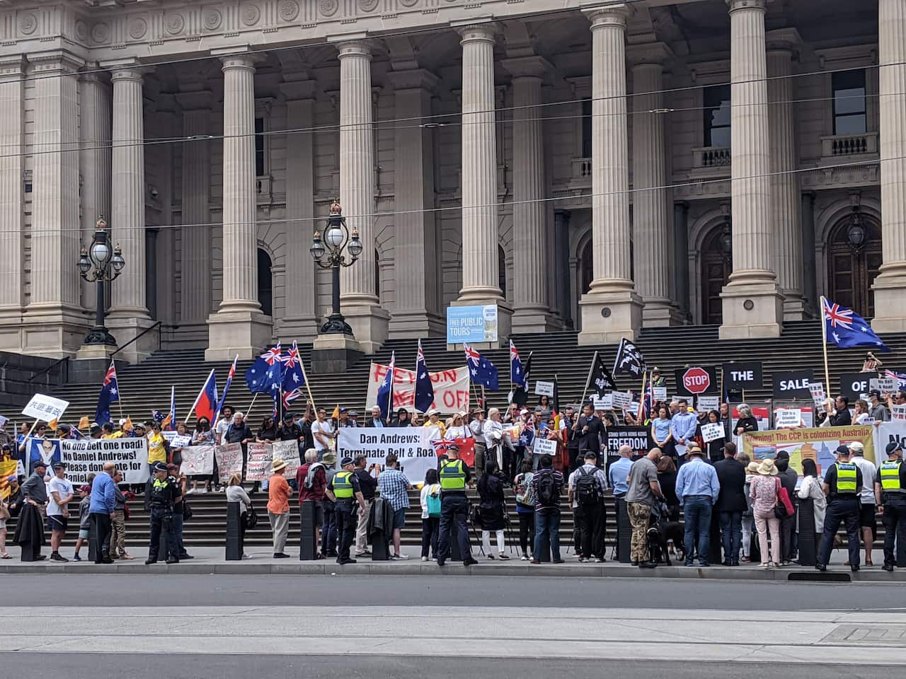 反一带一路示威者于维州议会前举行示威。