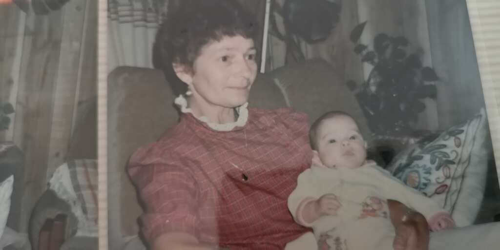 Helga Prenzel mit ihrer Tochter, die in Australien geboren wurde