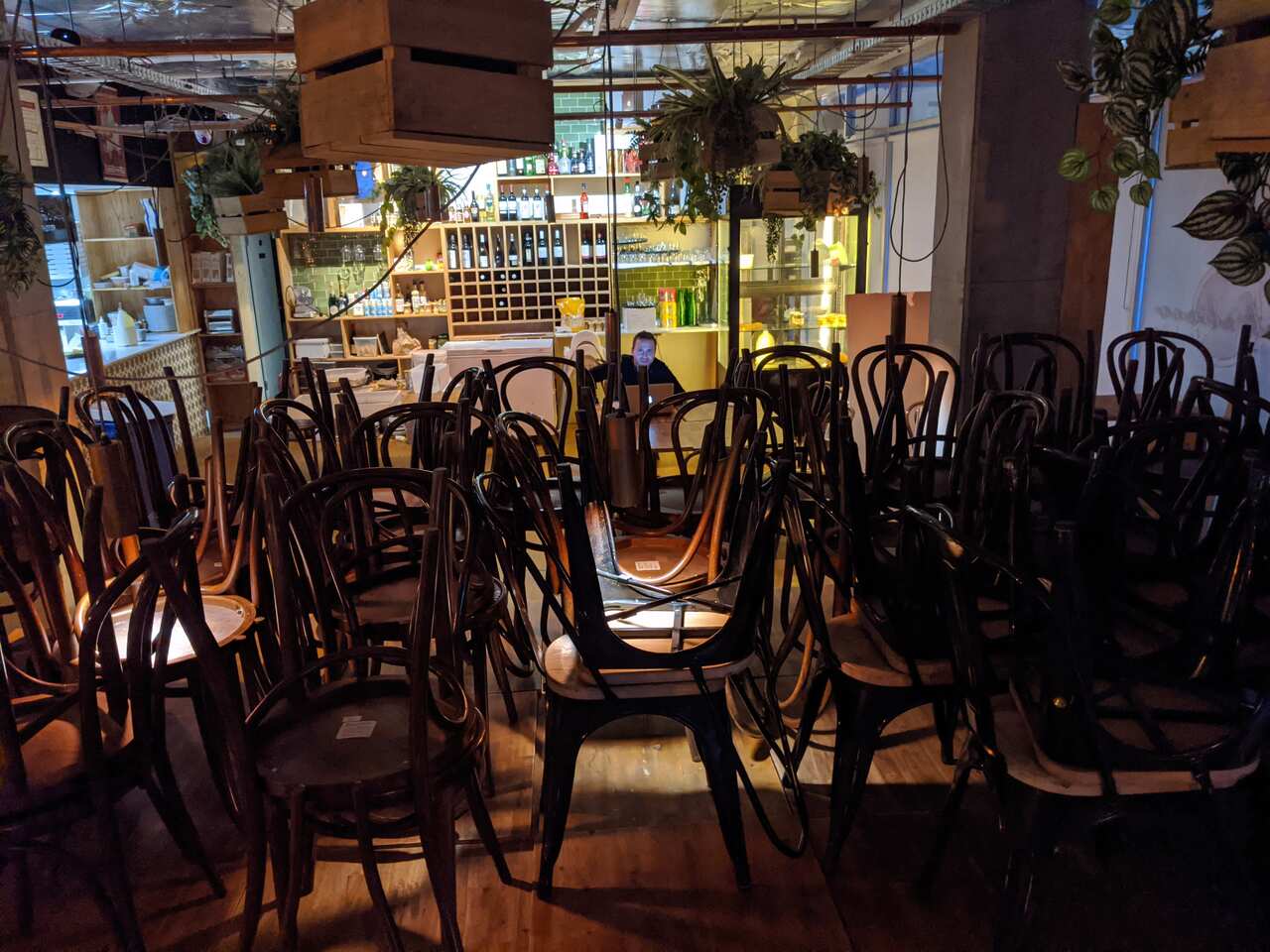 Oltre al take away e alla vendita di prodotti alimentari, c'è chi si è attrezzato per pasti e pizze surgelate