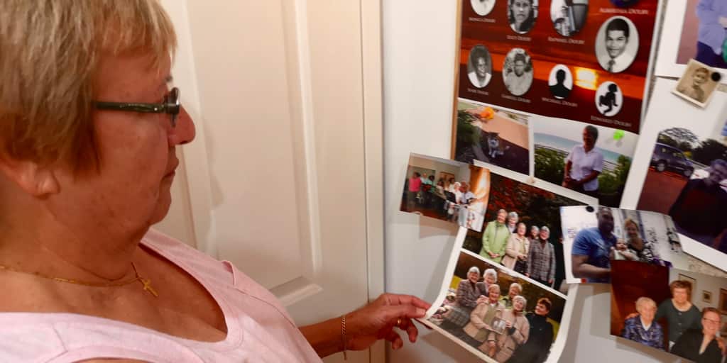 Liz Davie schaut sich ihre Ahnenwand an