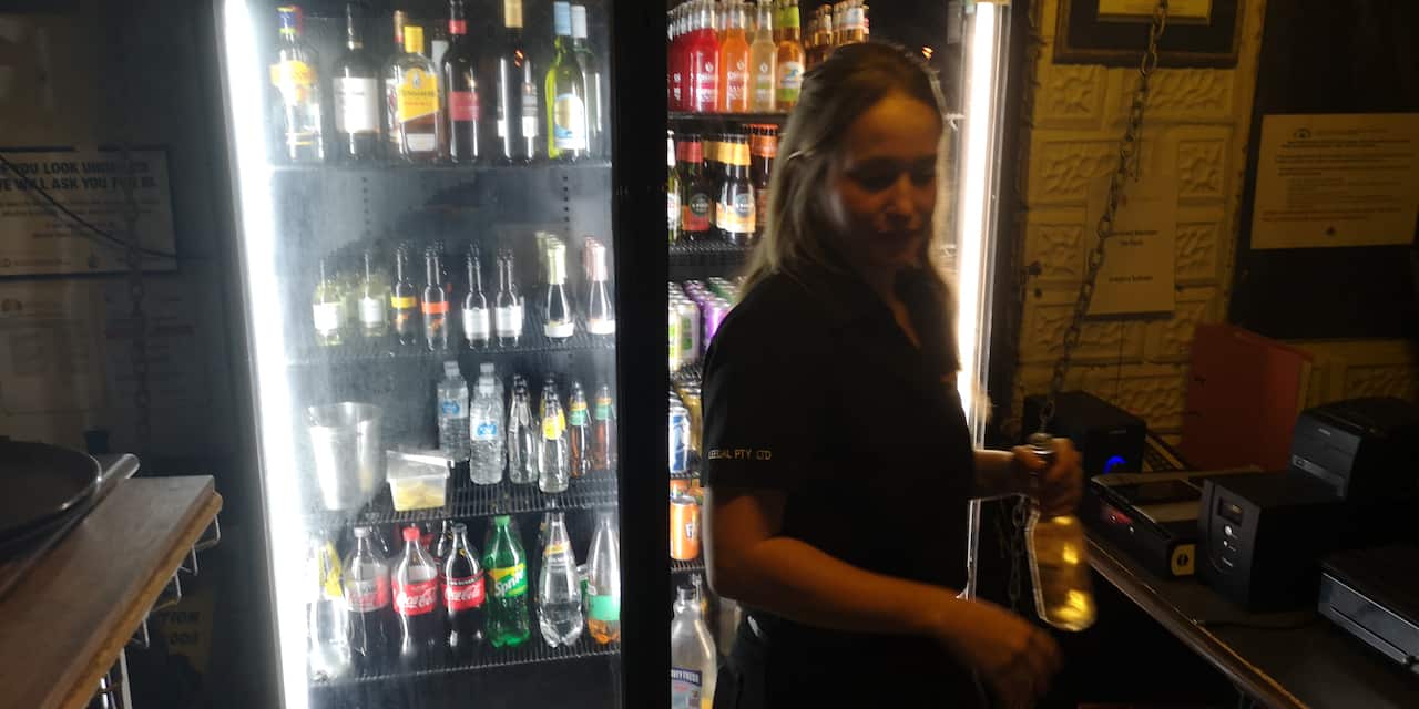 Lena arbeitet abends im Inn und tagsüber im Supermarkt