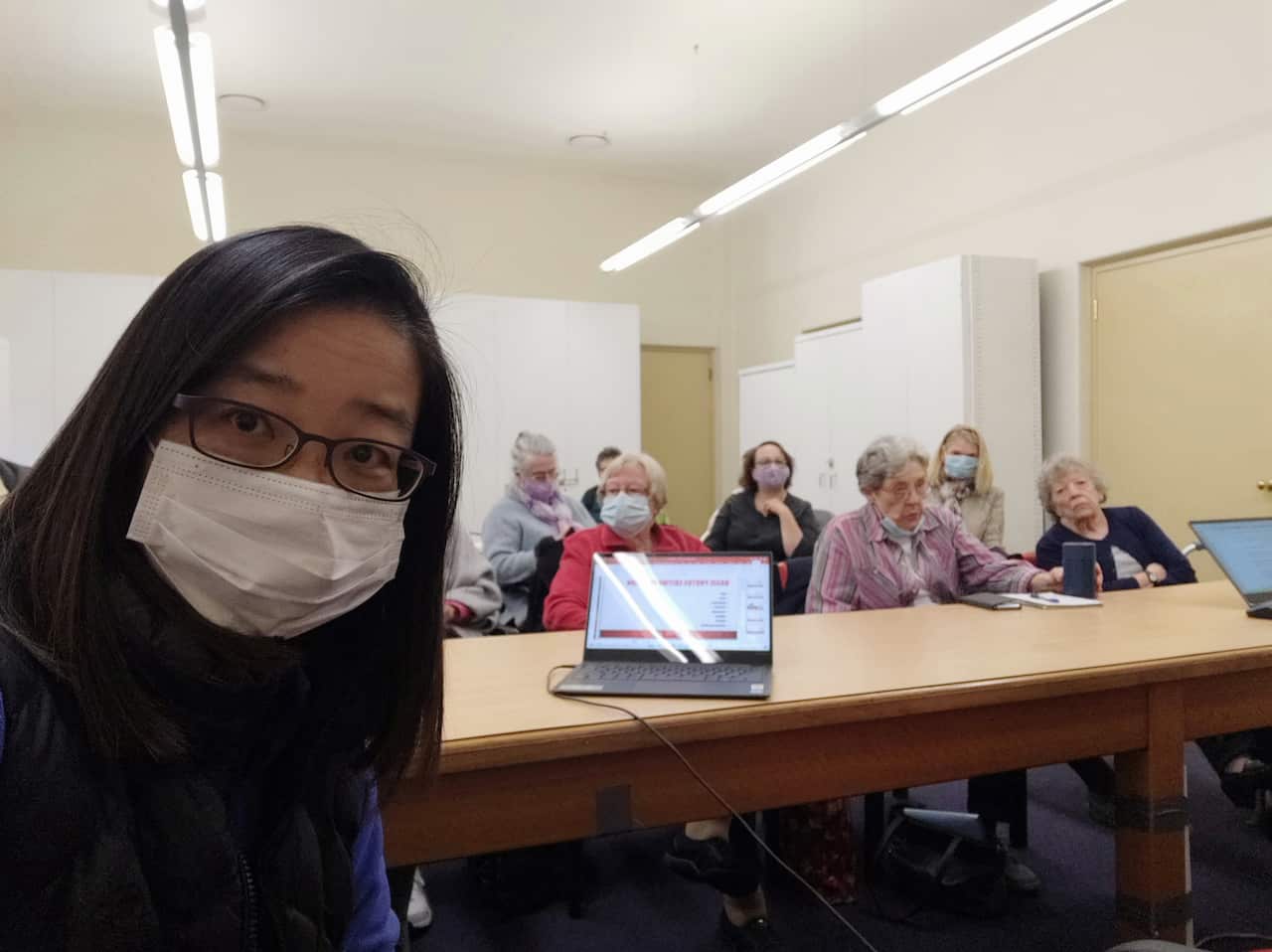 Caroline向長者教授電腦技術