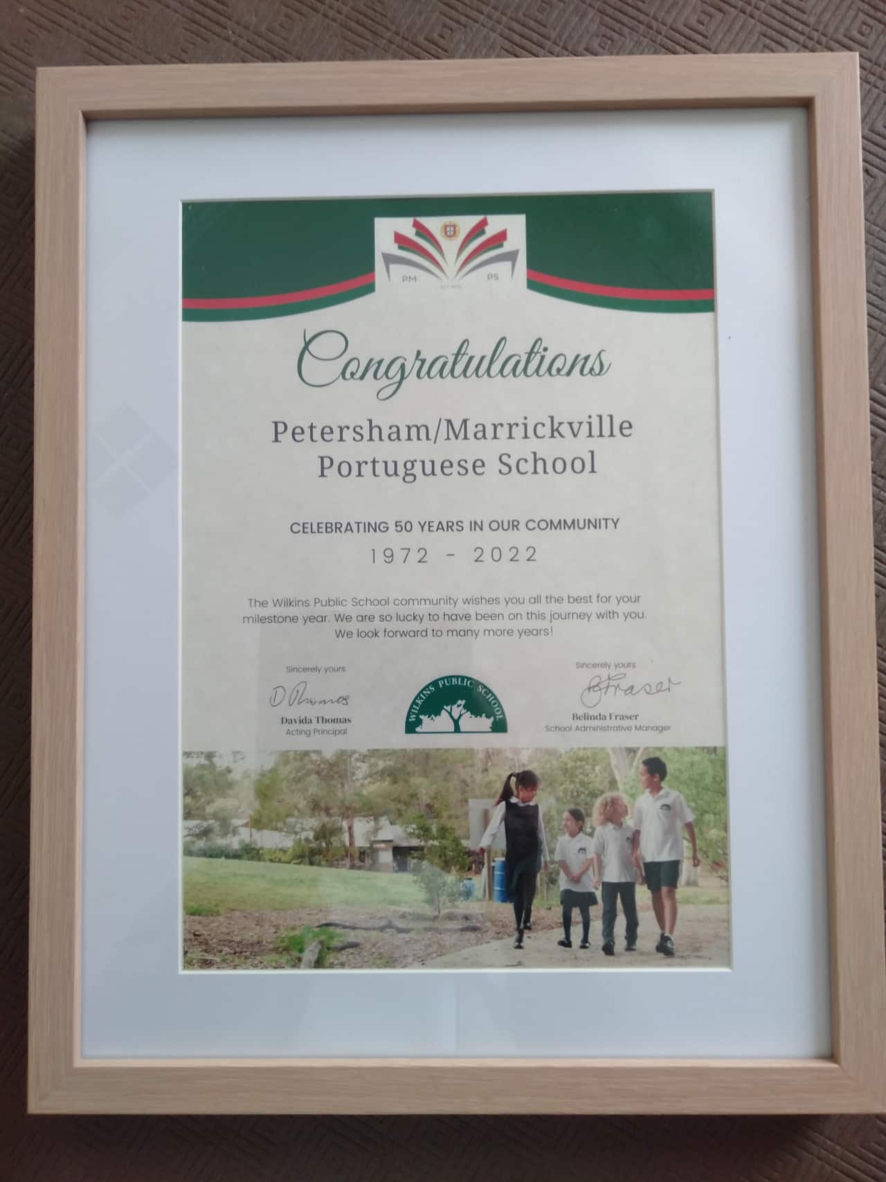 Também a Wilkins Public School quis homenagear a escola portuguesa e a D. Cidália com este simbólico presente, já que é nas suas instalações que as aulas de português acontecem há mais de 30 anos,