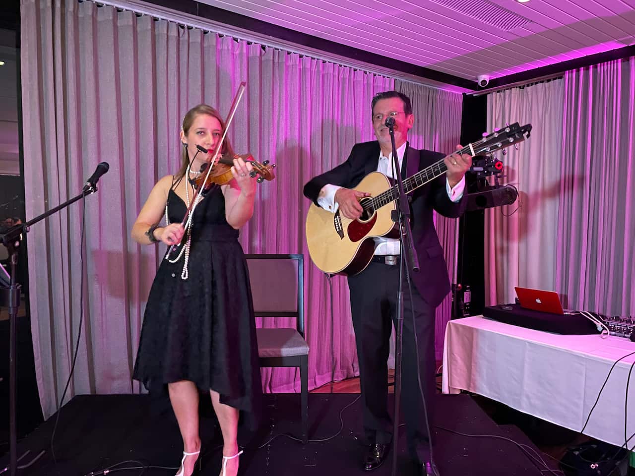 Tony Latino e Mandy Vieira, os músicos que animaram a festa e que também eles são amigos de longa data que não quiseram deixar de ´mimar´ a D.Cidália