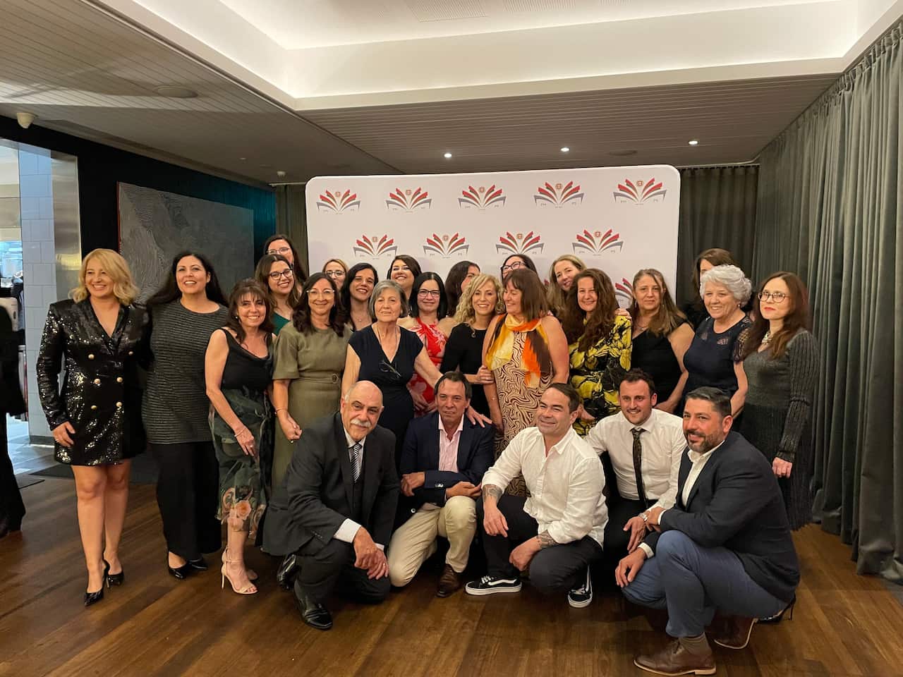 Professora Cidália Rendeiro e alguns dos muitos ex-alunos que passaram pela sala de aula dela ao longo dos anos