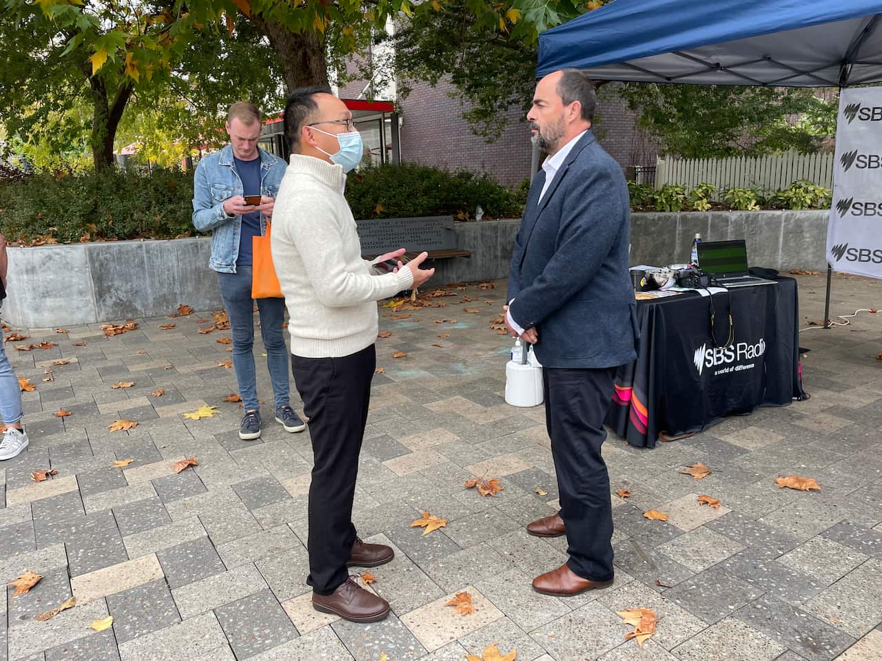 当地澳华社区成员唐允衡（Tim Tang）和工党候选人Ross Hart