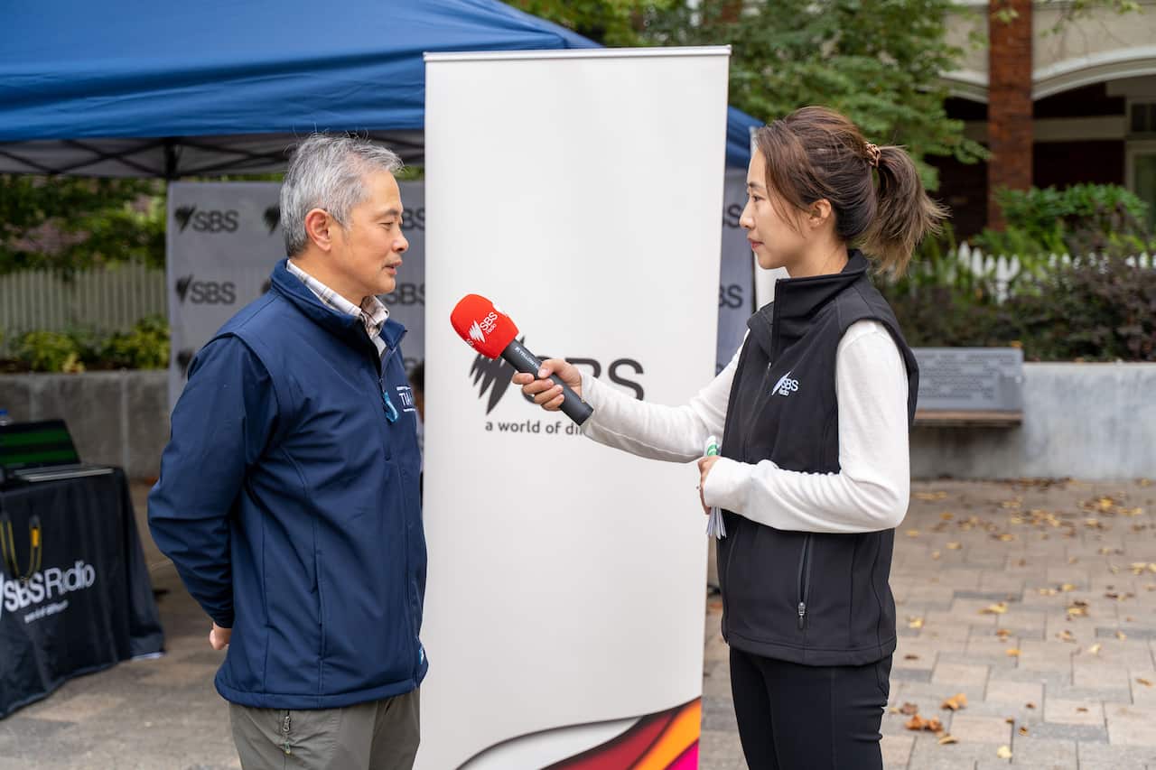 当地澳洲华人社区成员周美学博士