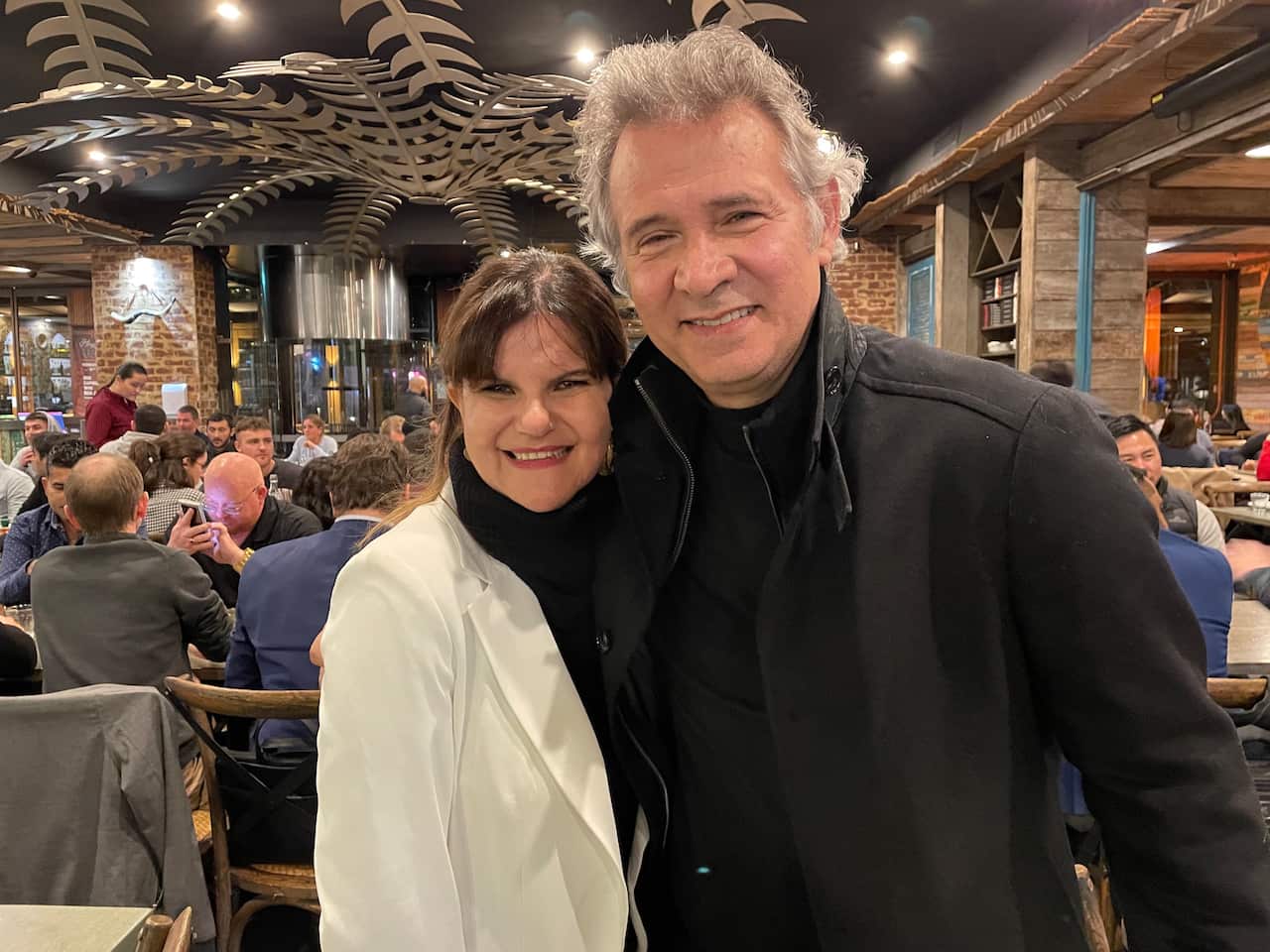 Valéria Noleto, CEO da ABCC na Austrália e a grande anfitrião deste evento, com Nelson Freitas, ator brasileiro ex-Rede Globo.