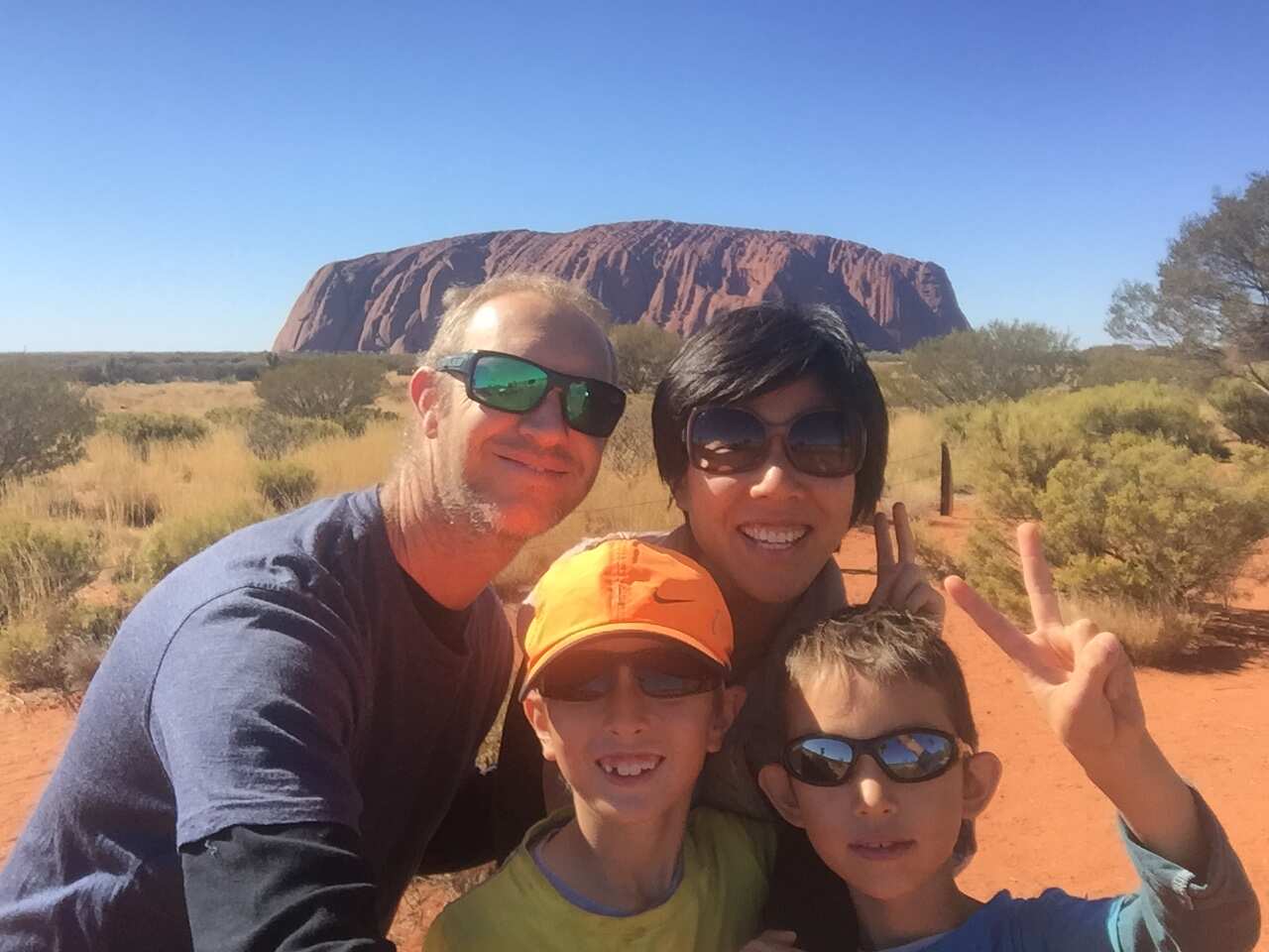 Chị Huyền Trịnh, anh Calum Ludwig cùng hai con trai Liam và Jayden trước tảng đá thiêng liêng Uluru của người Thổ dân
