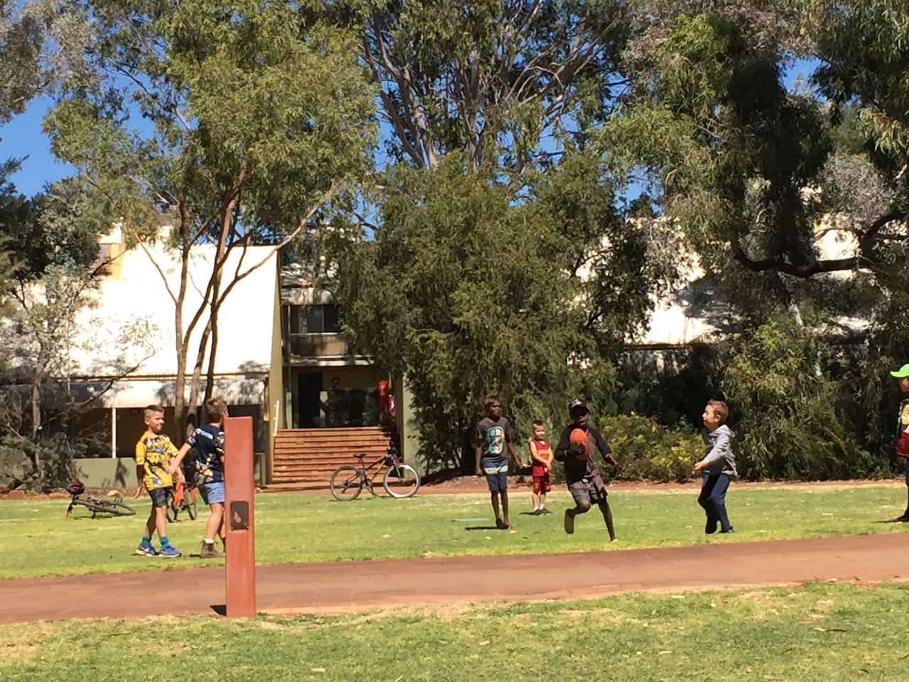 Jayden và Liam tham gia một trận bóng với hai bạn nhỏ Thổ Dân trạc cùng độ tuổi. 