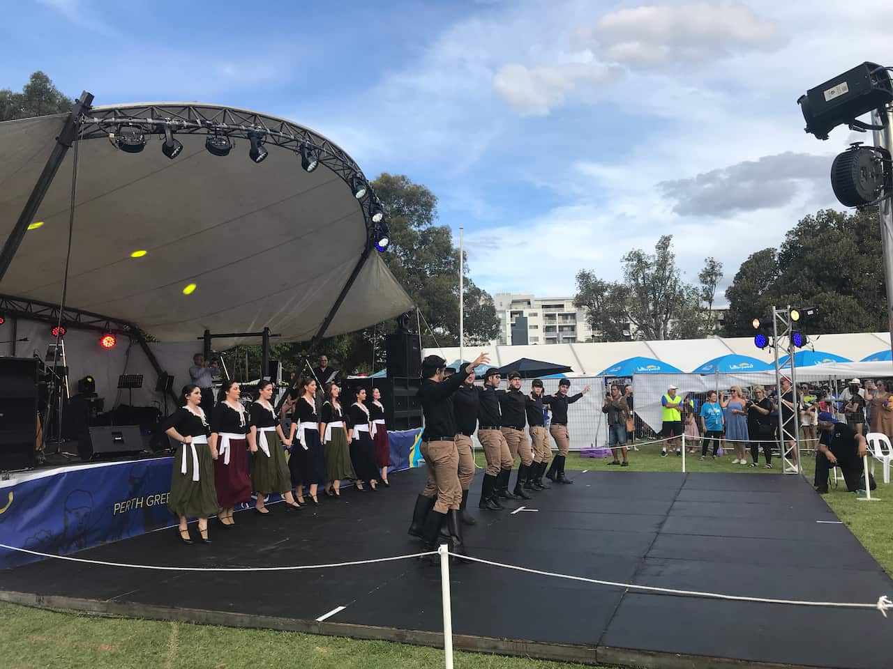 Με επιτυχία πραγματοποιήθηκε το Ελληνικό Γλέντι της Πέρθης. 