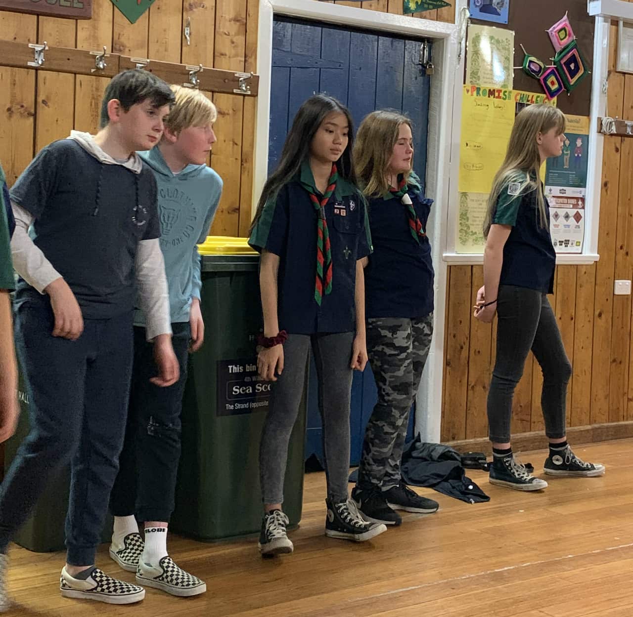 Tính cách của trẻ cũng sẽ giúp bạn lựa chọn được hoạt động ngoại khóa thích hợp. Chẳng hạn, môn bơi lội mang tính cá nhân sẽ thích hợp với các bé hướng nội, trong khi các môn thể thao đồng đội hay hướng đạo sinh thường thích hợp cho các bé thích xã giao 