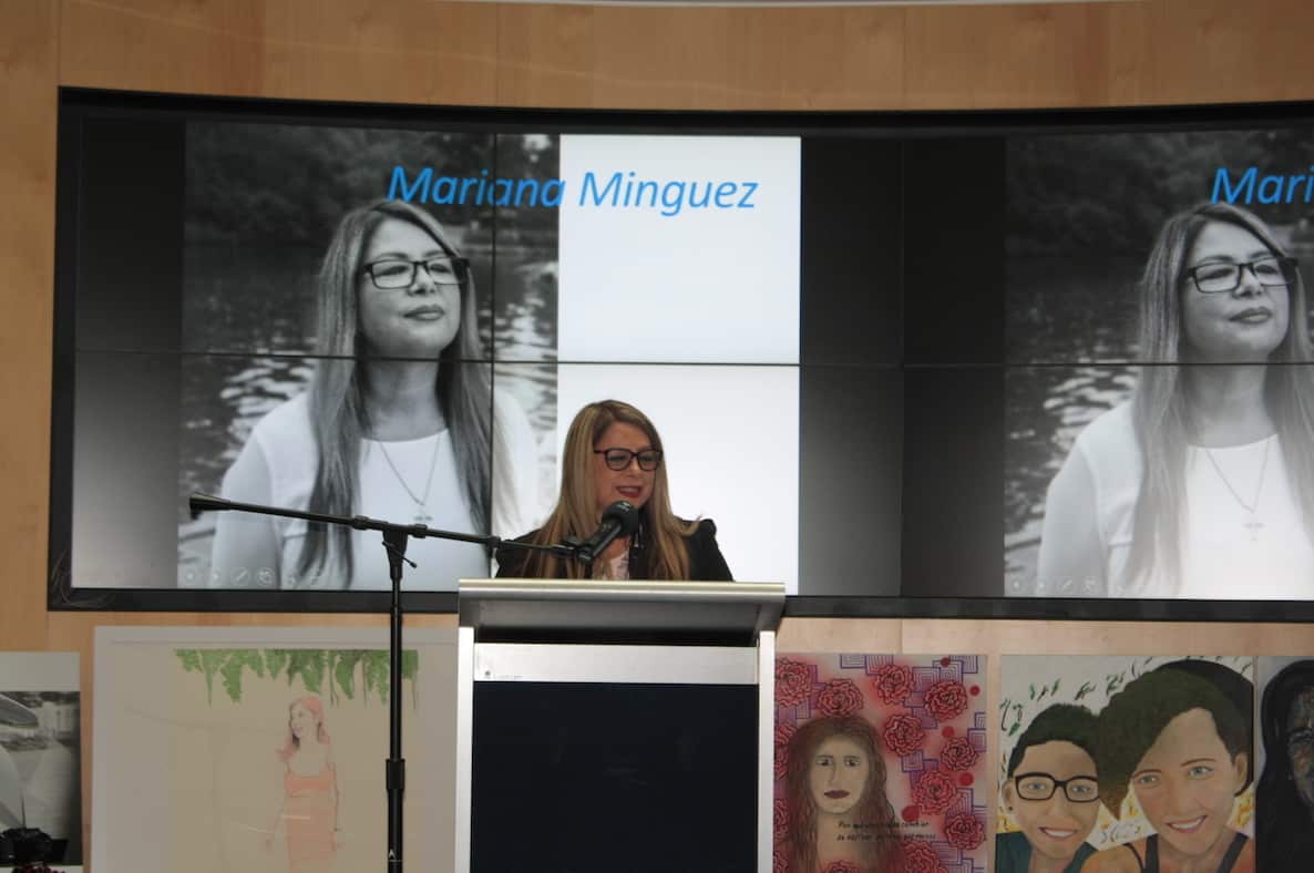 Mariana Minguez narró su experiencia de estar presa mientras estaba embarazada, justo cuando transcurría la dictadura de Augusto Pinochet en Chile. Mariana recibió la obra fotográfica A la esperanza de la artista mexicana Sissy Reyes.