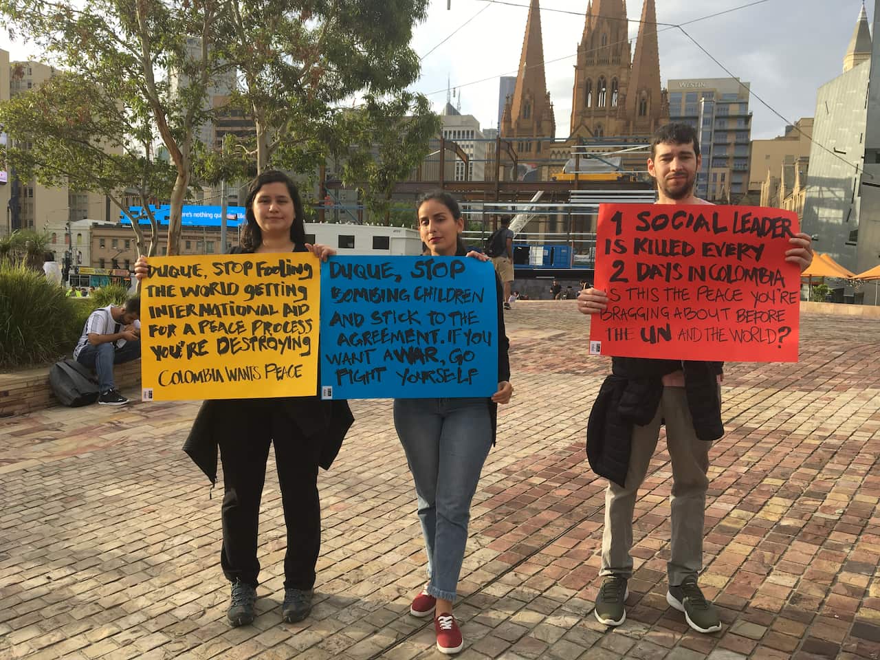 Colombianos muestran carteles de reprobación a las políticas de Duque