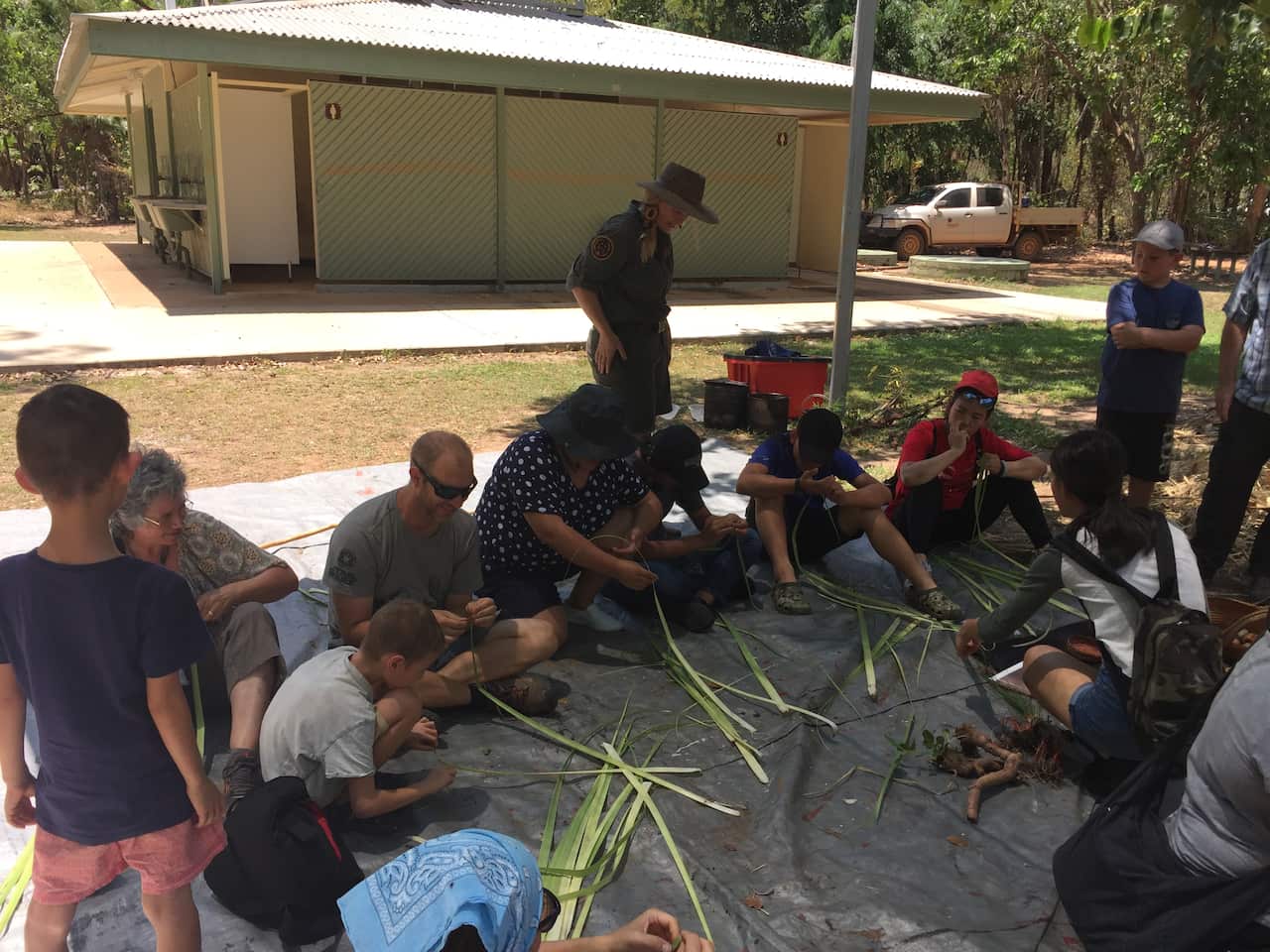 Cả gia đình cùng tham gia lớp tước lá panda để đan giỏ trong cái nóng 38-40 độ của vườn quốc gia Kakadu và chìm đắm trong nghệ thuật sáng tạo của người dân.