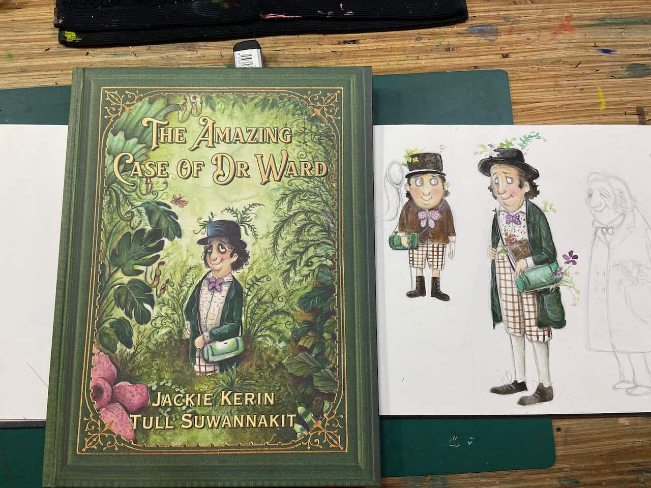 ภาพที่คุณตุลย์วาดเพื่อร่างตัวละคร (ขวา) จนในที่สุดได้เป็นภาพในหนังสือ (ซ้าย)