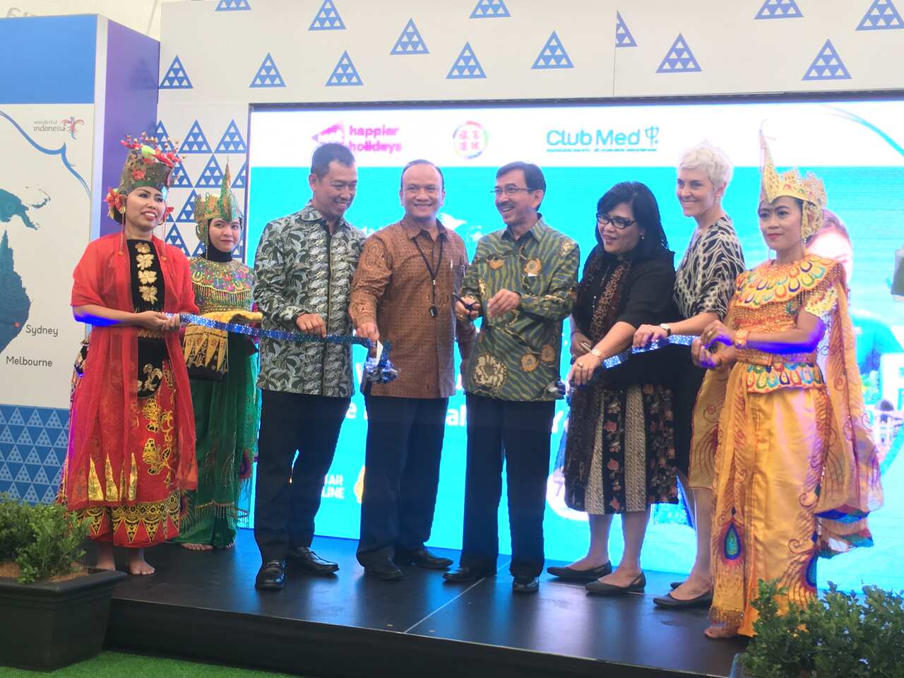 Ribbon cutting as the official opening of 'Wonderful Indonesia - Garuda Travel Fair' in Sydney (10/12).