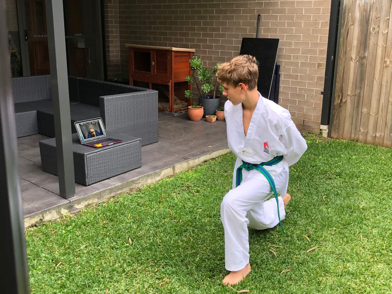 Ein Schüler der GISS bei der Hausarbeit