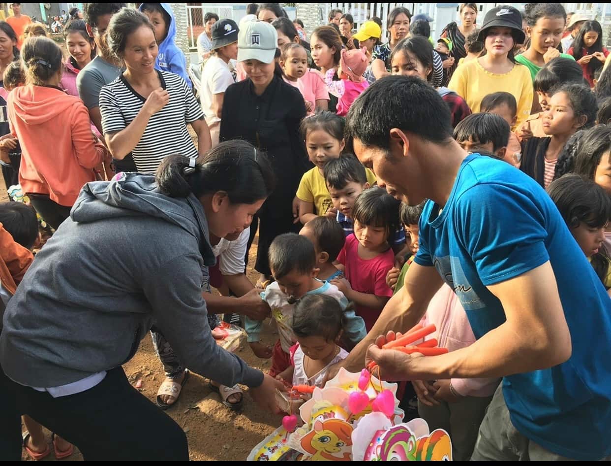 Phát quà bánh trung thu cho các trẻ em miền núi ở việtnam 