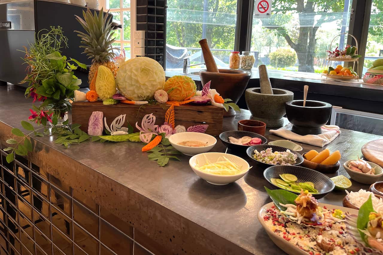 การจัดโต๊ะสาธิตทำอาหารให้มีสีสัน สวยงาม และบ่งชี้ถึงวัฒนธรรมที่ไม่เหมือนใครของคนไทย จะช่วยดึงดูดความสนใจจากผู้ชมการสาธิต