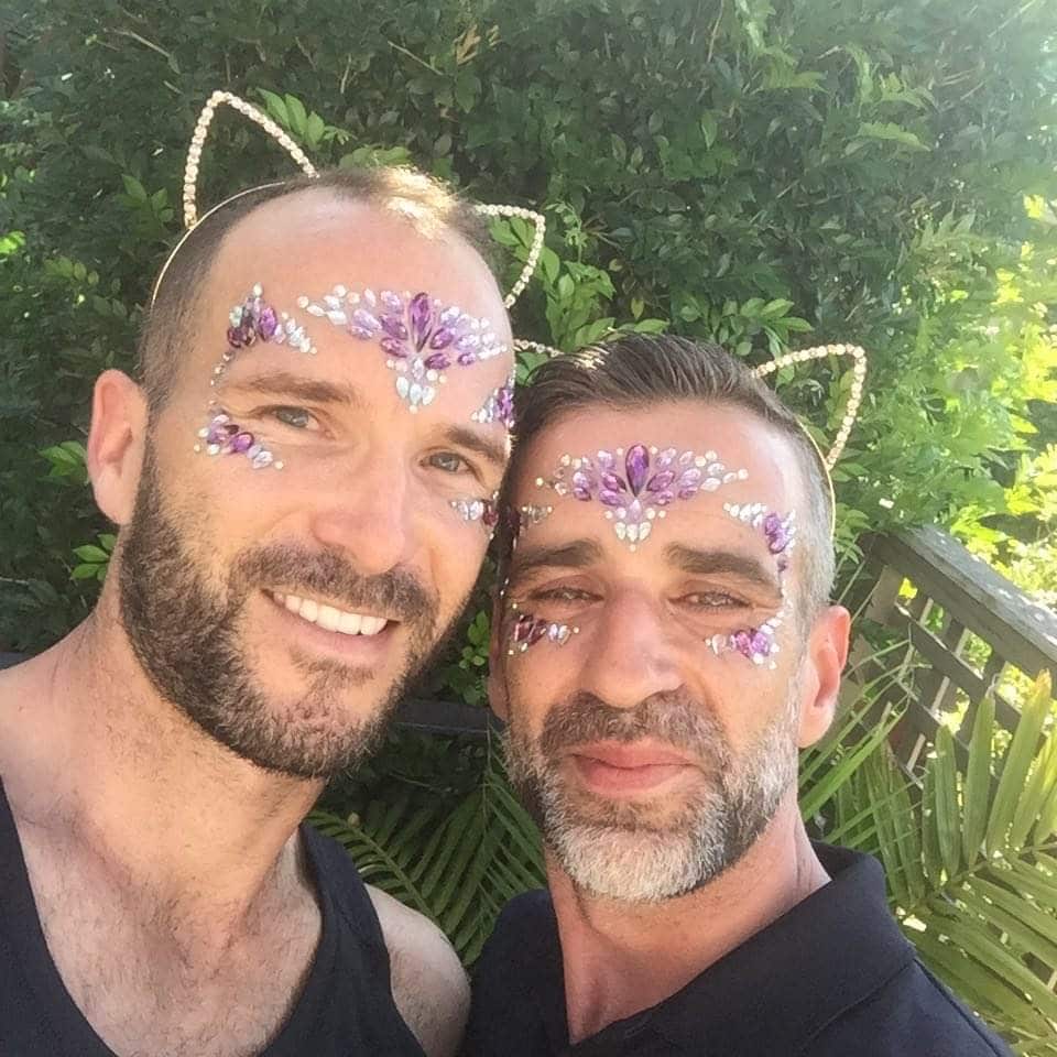 John e Nuno, maquilhados e a viver em pleno a tradição do Mardi Gras