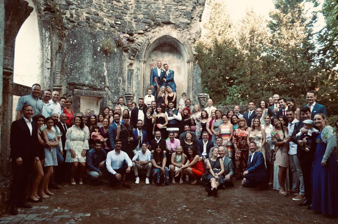 Foto de casamento do John e do Nuno, com a presença de todos os amigos e familia. Olivia Fisher, filha de John, está na segunda fila em cima, no meio.