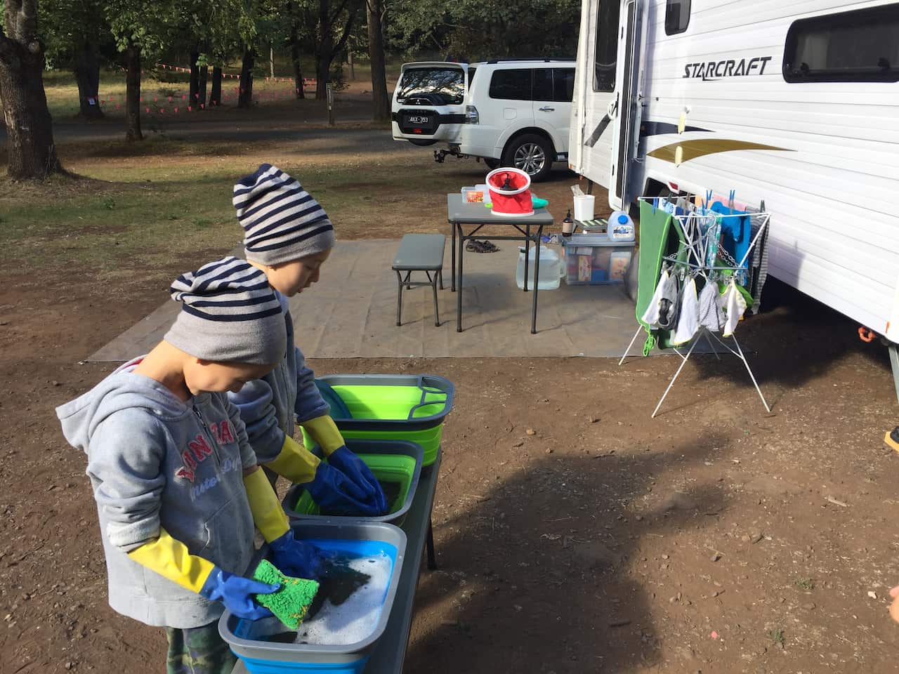 Hai bé Jayden và Liam được cha mẹ dạy học trong quá trình đi du lịch một năm