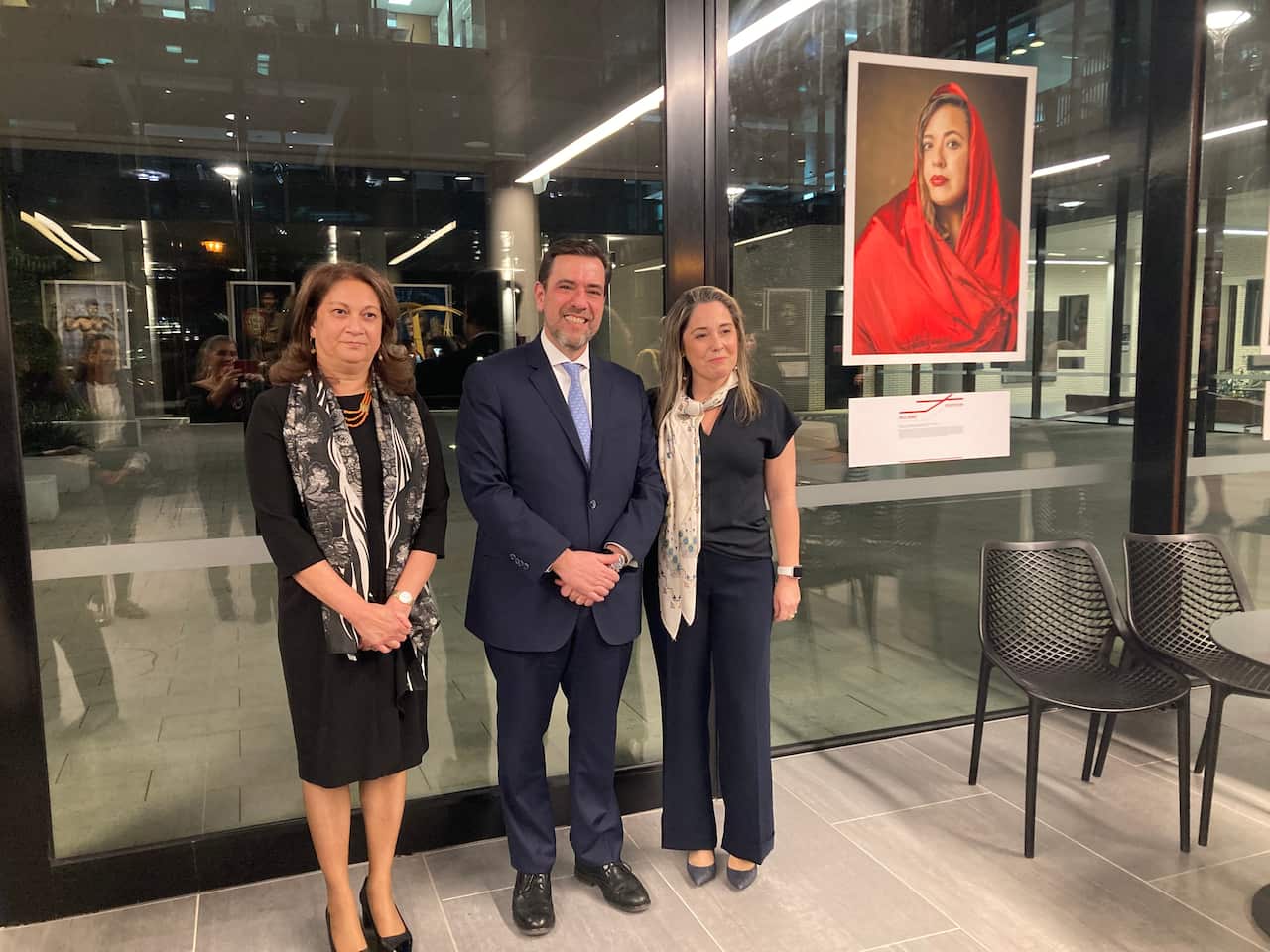 Embaixadora Inês de Almeida (à direita), ladeada pelo embaixador português na Austrália, Pedro Rodrigues da Silva e Susana Teixeira-Pinto, do Instituto Camões na Austrália