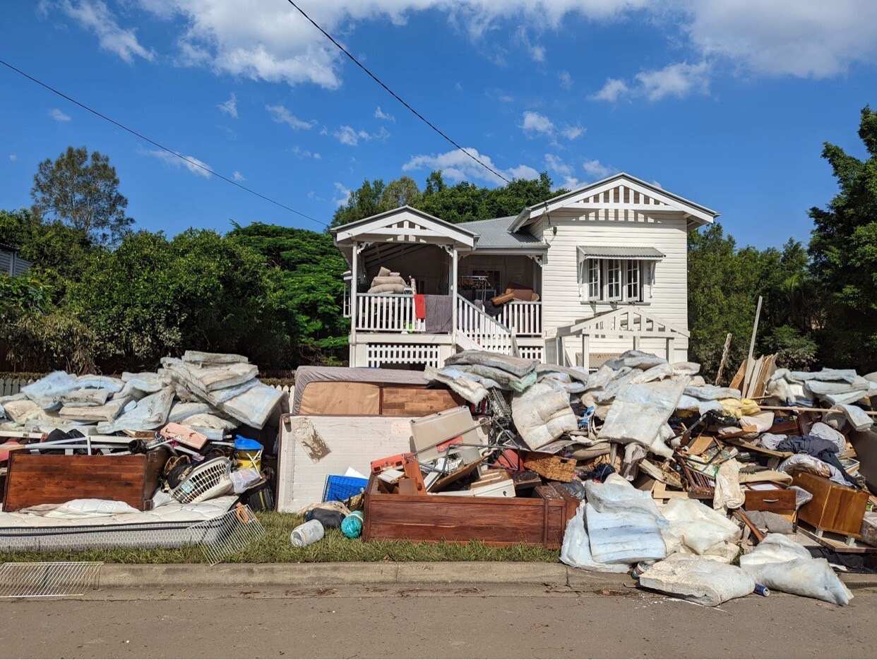สภาพตามริมถนนในบริสเบนหลังน้ำลด ที่เต็มไปด้วยสิ่งของจากบ้านที่ถูกน้ำท่วม