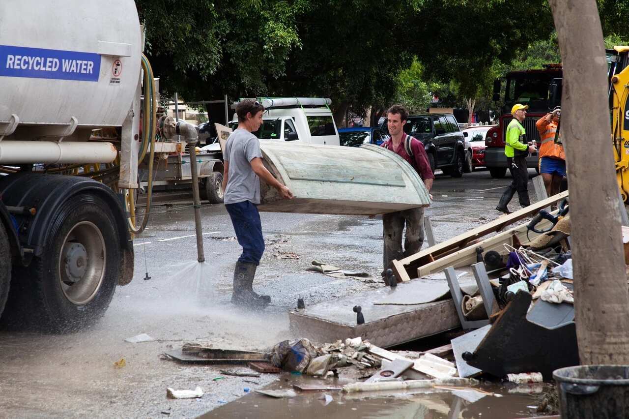 ประชาชนร่วมมือร่วมใจกันทำความสะอาดพื้นที่หลังน้ำลดในบริสเบน