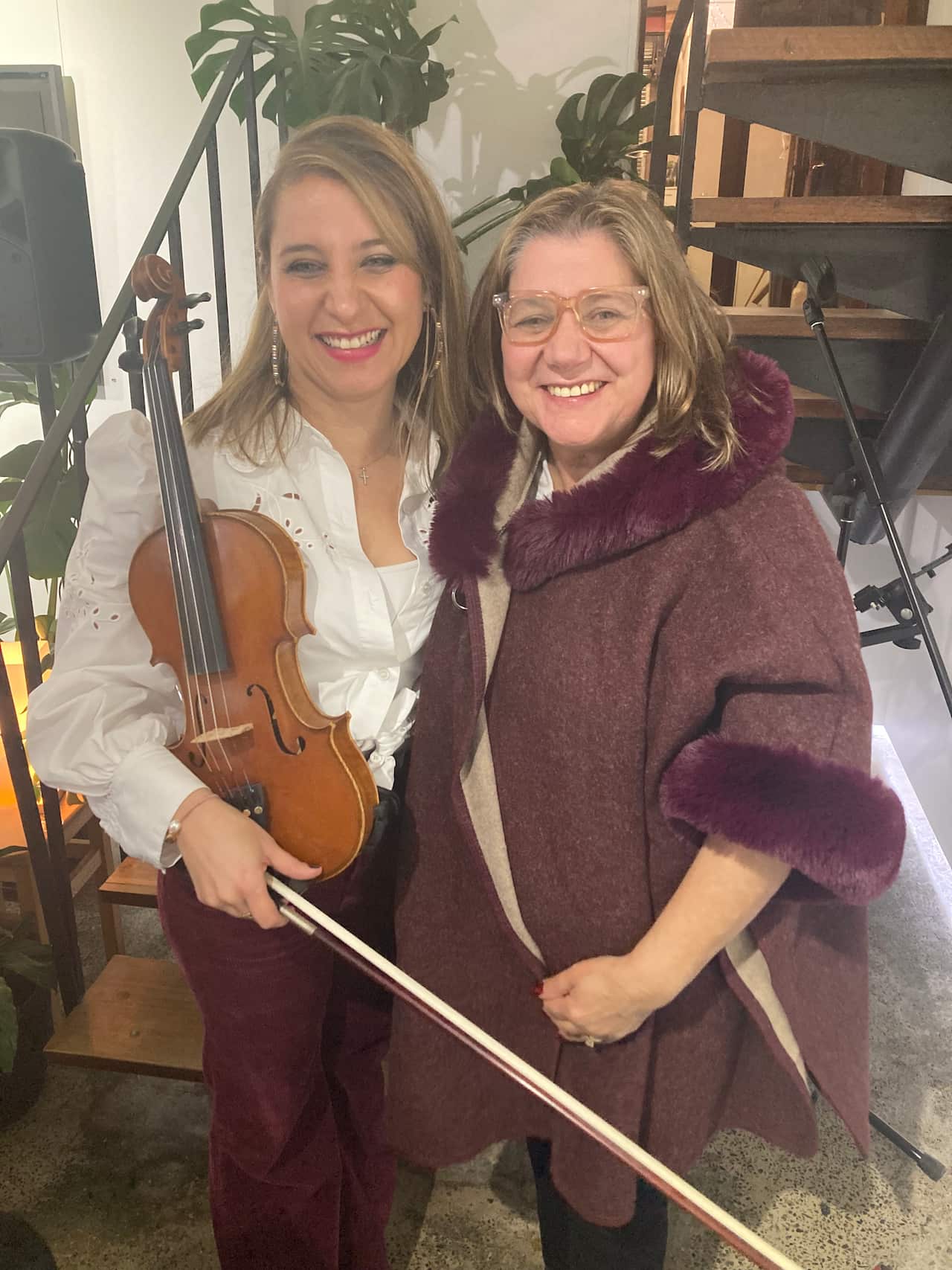 Mandie Vieira com a sua maior fã, a sua mãe, Rosária Vieira, que depois de mais de quatro décadas de Austrália, não podia estar mais orgulhosa da música portuguesa da sua filha