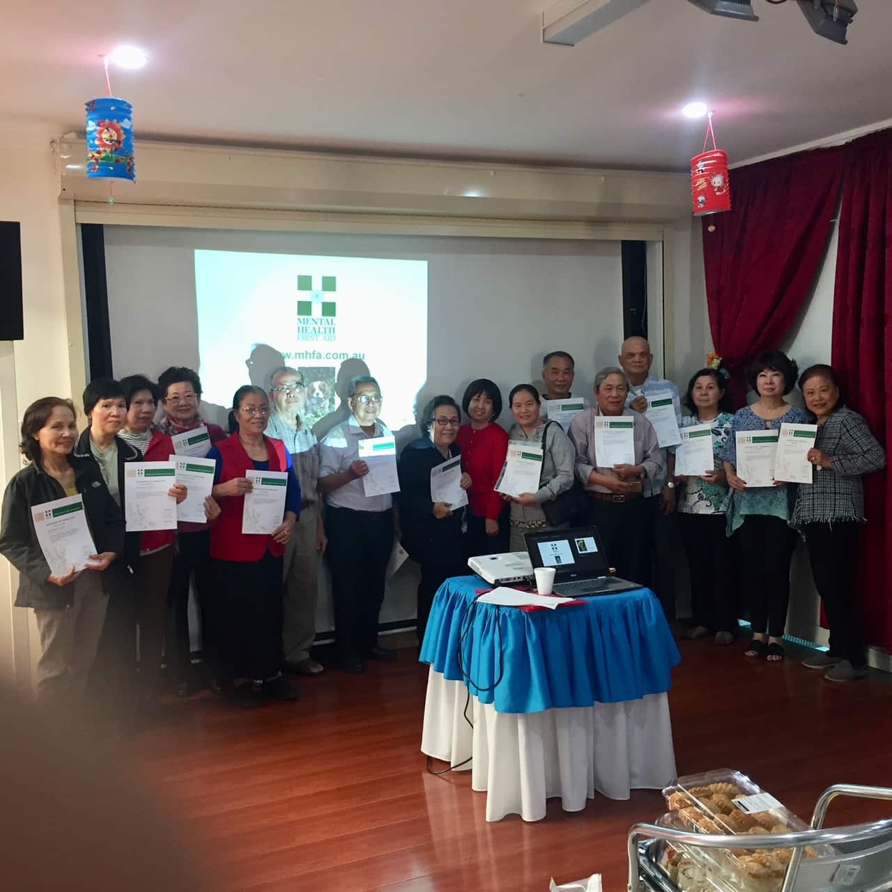 Cô Minh Tâm trong một buổi huấn luyện về Cấp cứu Tâm thần cho Cộng đồng người Việt