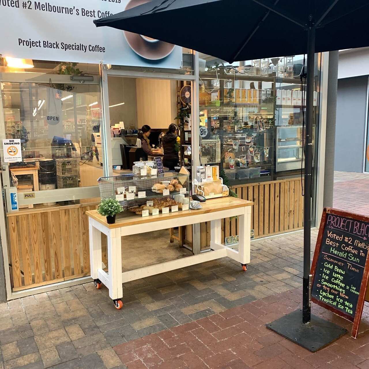 Angus在Mitcham经营一间咖啡馆