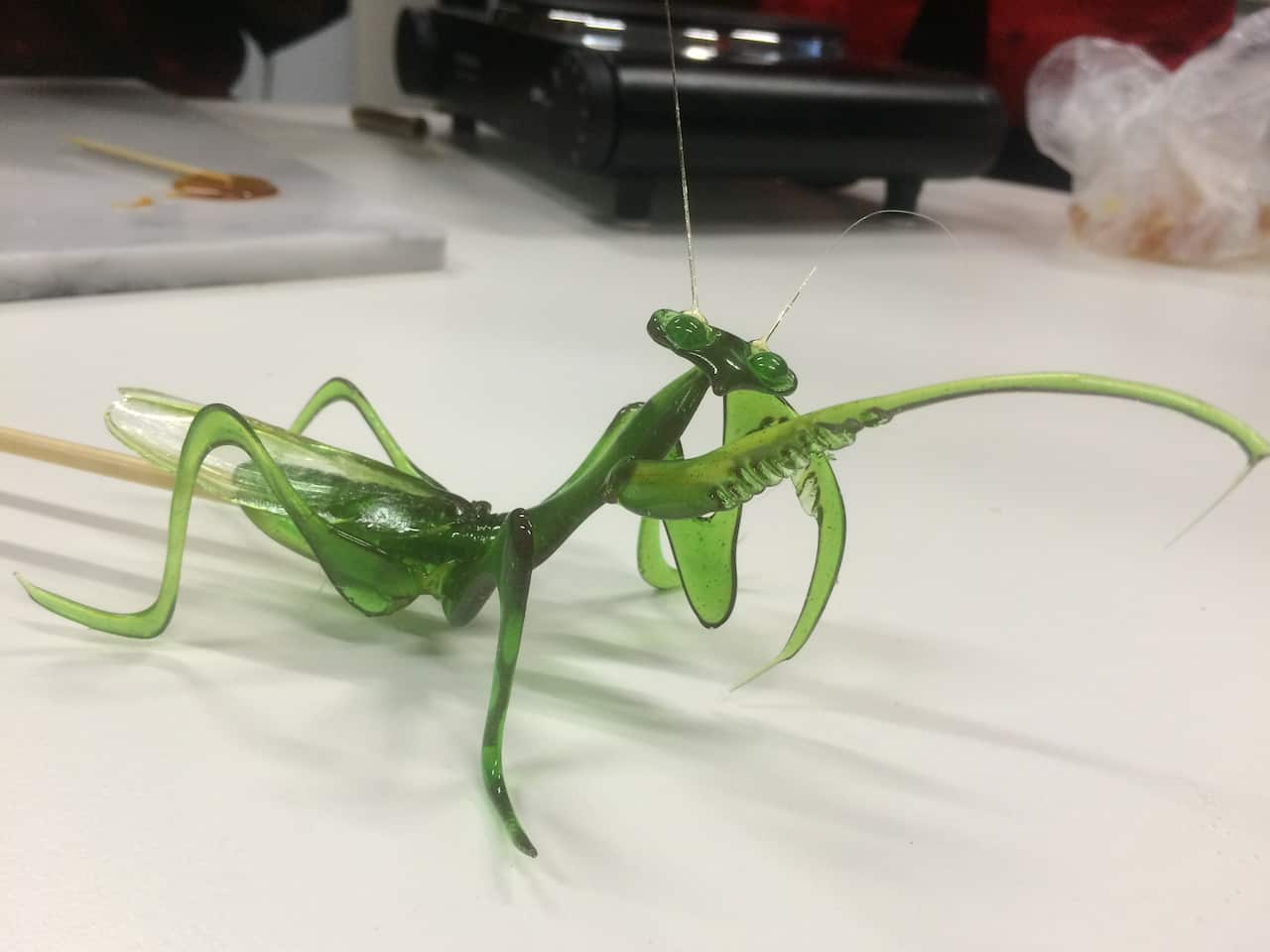 你相信吗?这只精美的螳螂是用糖做的!